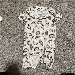 GOOSIES Oyster Print baby boy  Romper 12-18M EUC